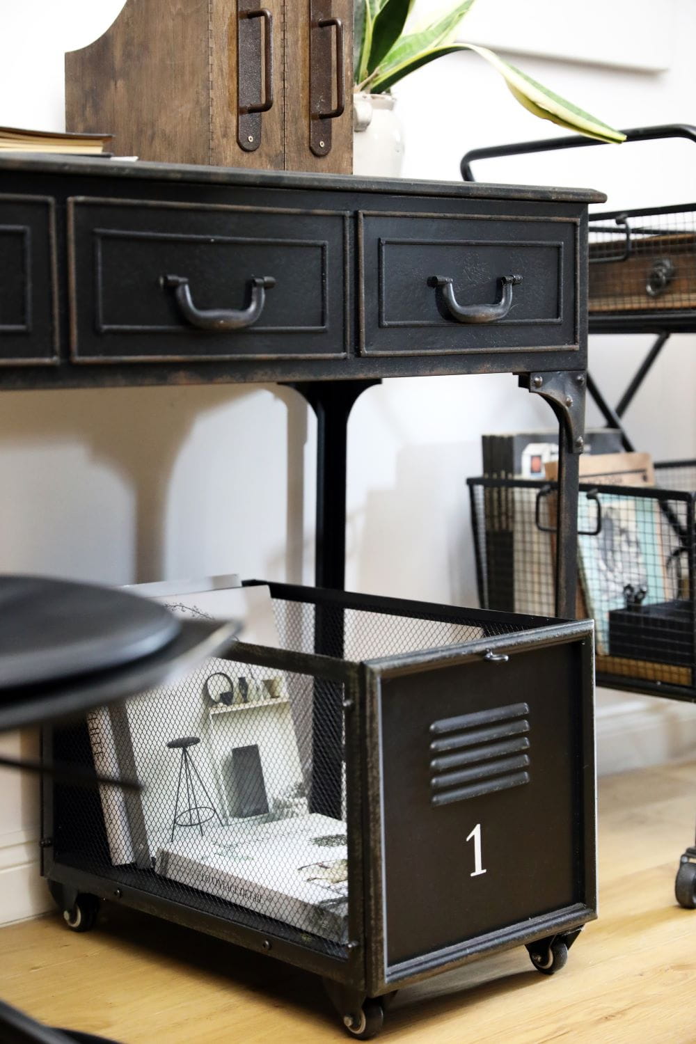 Koszyk na kółkach Loft - metalowy organizer w stylu industrialnym