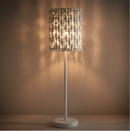 Lampa stołowa Boho - biała lampa z abażurem z drewnianych kulek